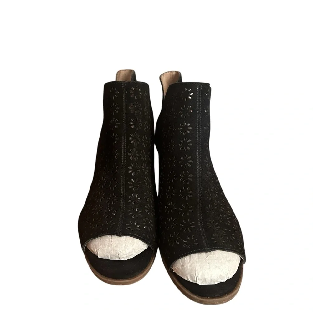Crown‎ & Ivy black heels